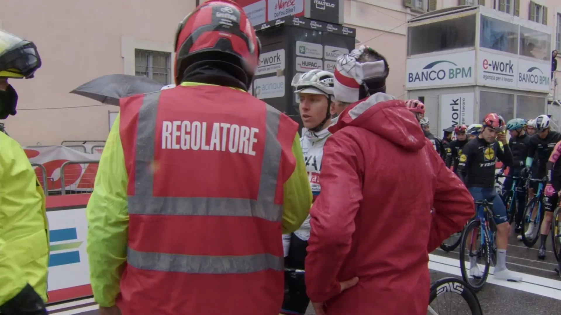 VIDEO: Renners protesteren onder leiding van Tadej Pogacar bij wedstrijdorganisatoren Tre Valli Varesine om de koers te staken