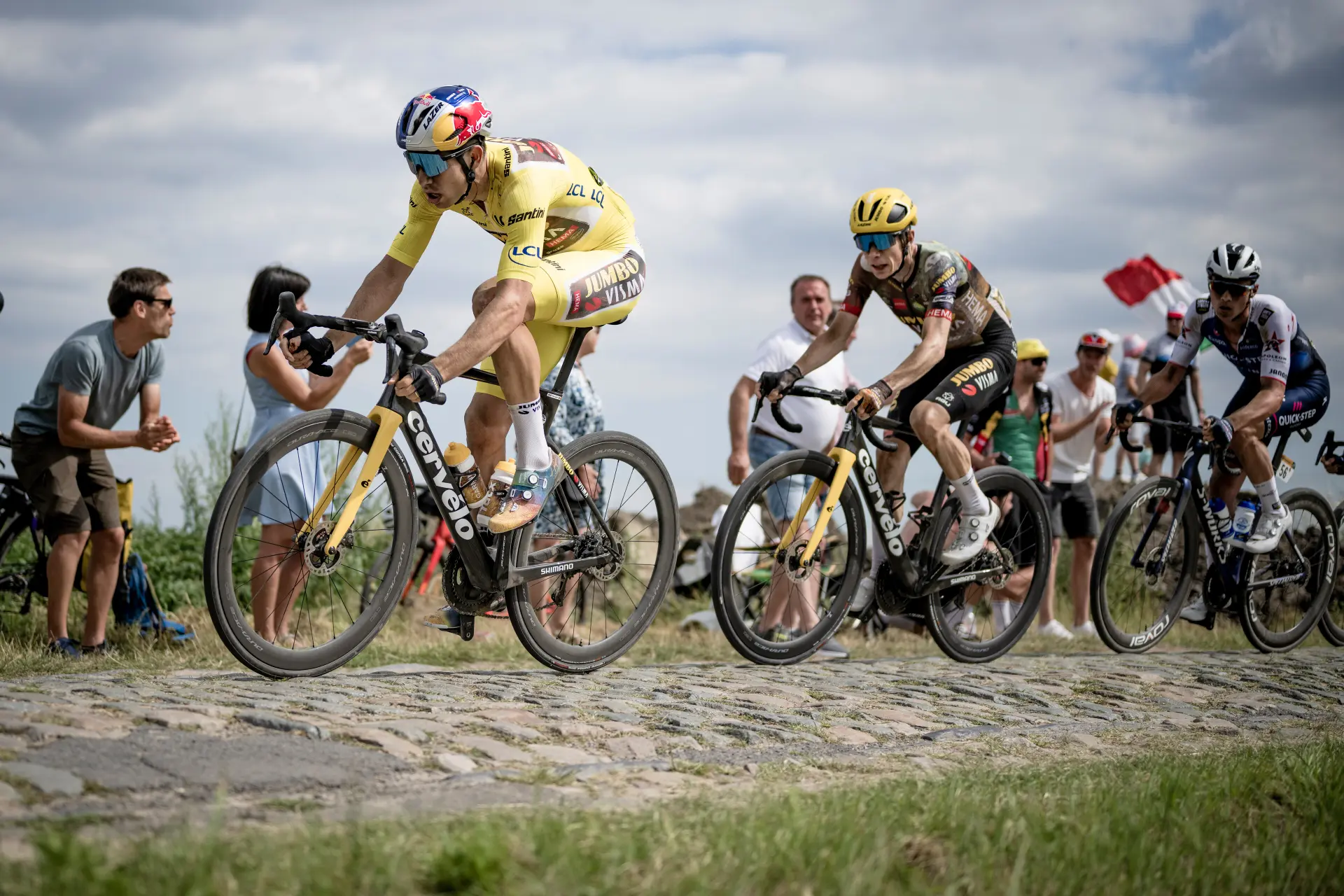 Tour-fiets van Wout van Aert verkocht voor bijna 40.000 euro in een liefdadigheidsveiling