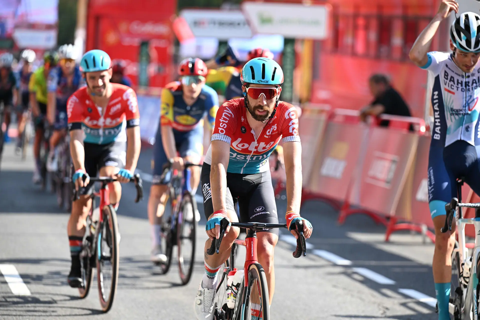Thomas De Gendt onthult bijzonder verhaal uit de Vuelta: "Ze hebben uien in stukken gesneden, deze rond hun voeten gebonden en zijn zo gaan slapen"