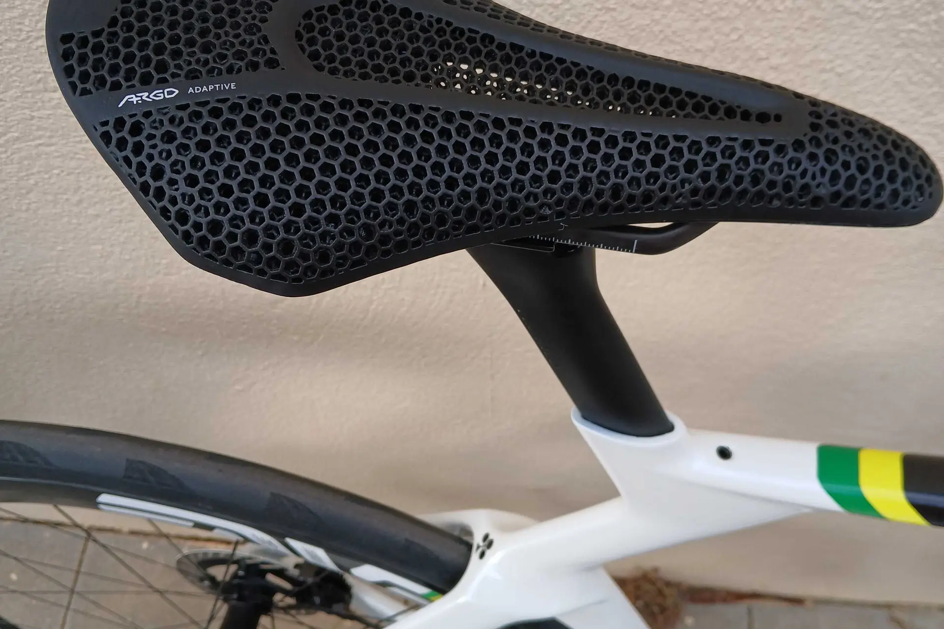 Tadej Pogacar gaat in 2025 koersen met een nieuw 3D-geprint zadel