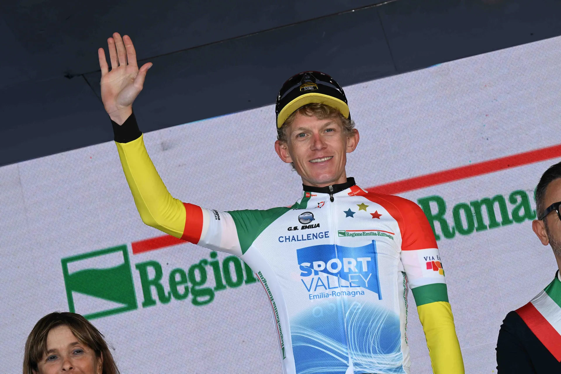 U23-wereldkampioen Niklas Behrens maakt een goede indruk op het welkomstfeest van Visma: "Het ging er in als frisdrank"