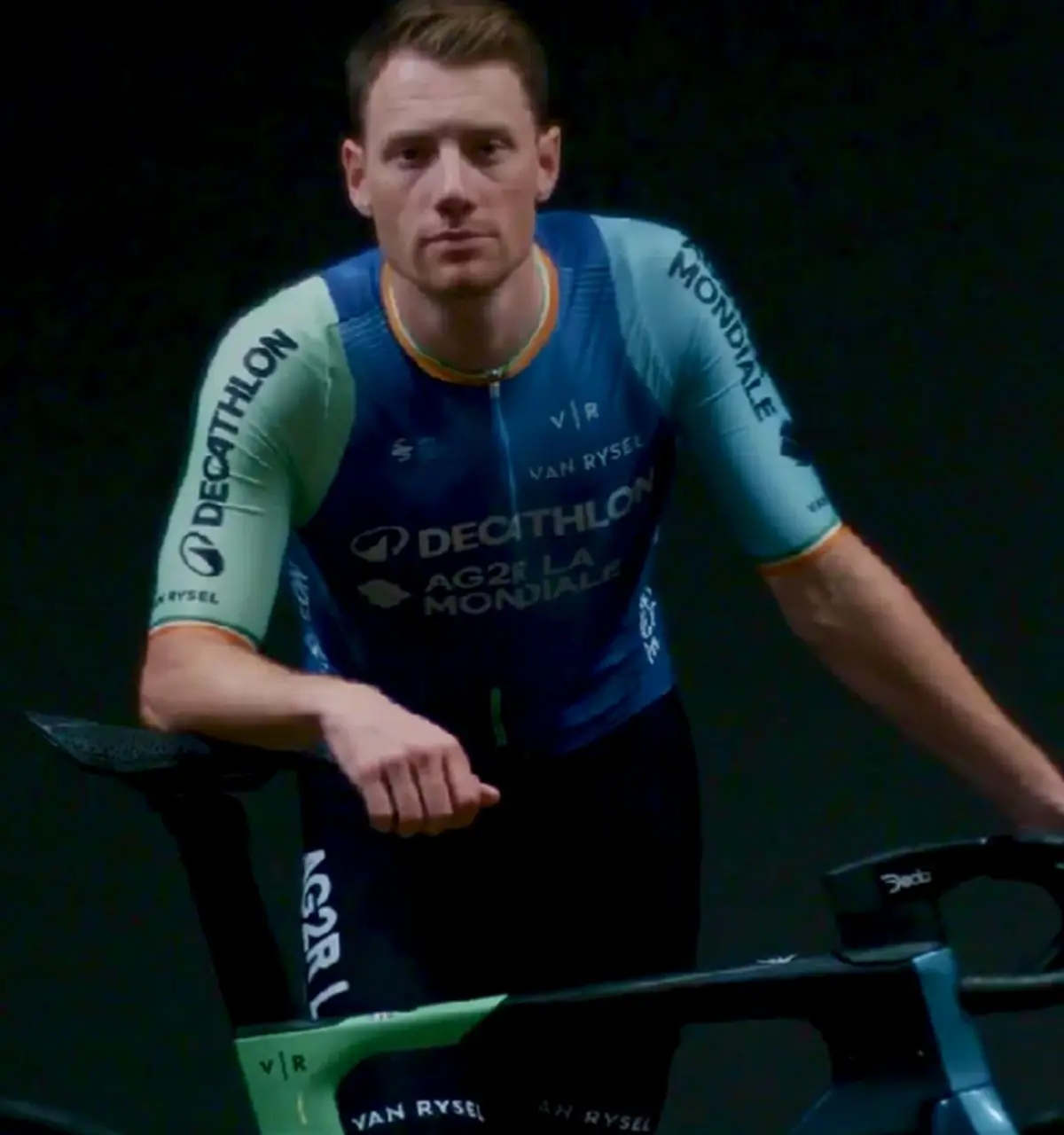 VIDEO: Decathlon AG2R La Mondiale toont nieuwe look met Van Rysel-truien voor 2025
