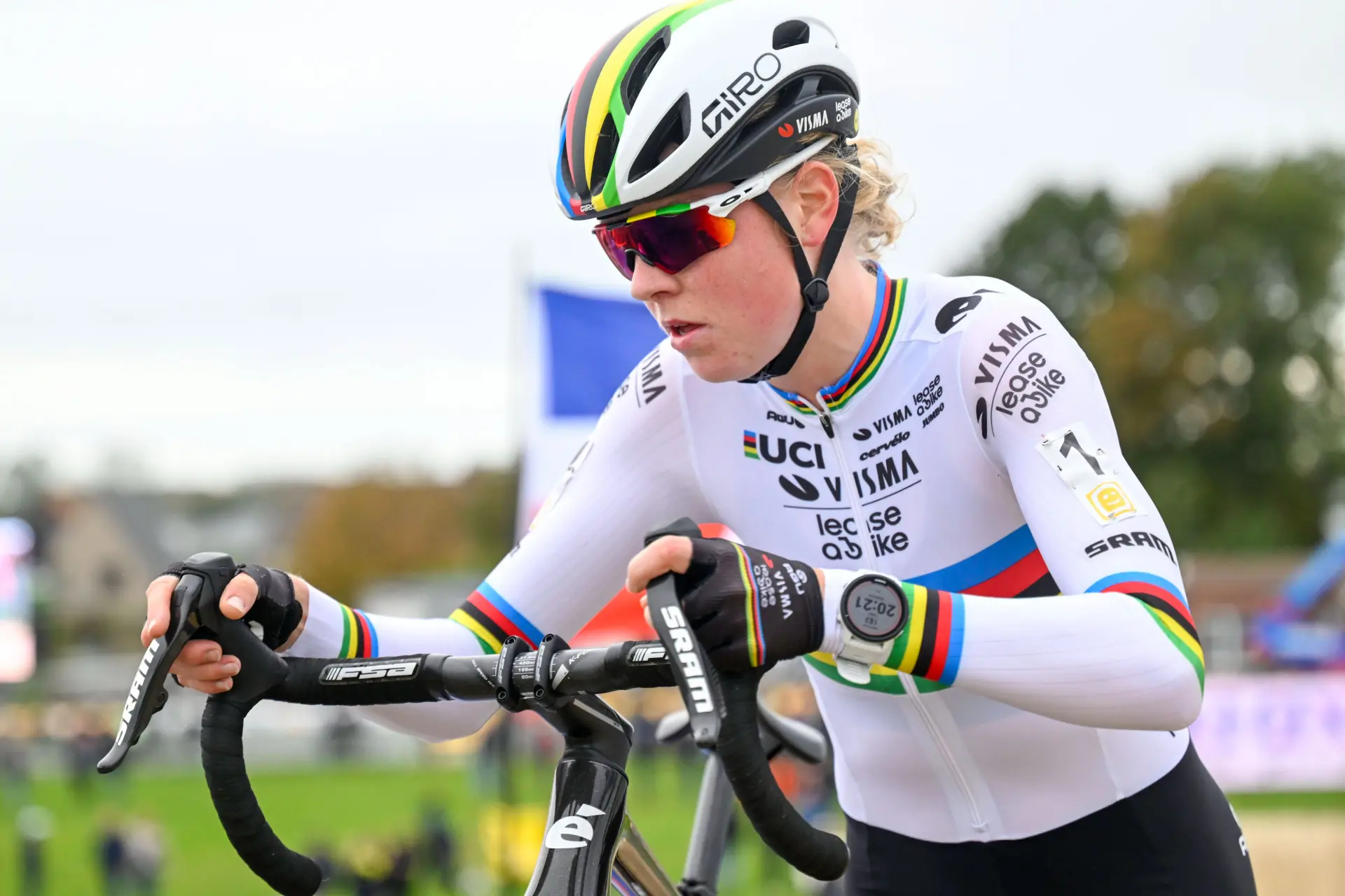 "Ik geef haar 7 op 10" - Belgische commentator ontevreden over de cyclocrossprestaties van Fem van Empel