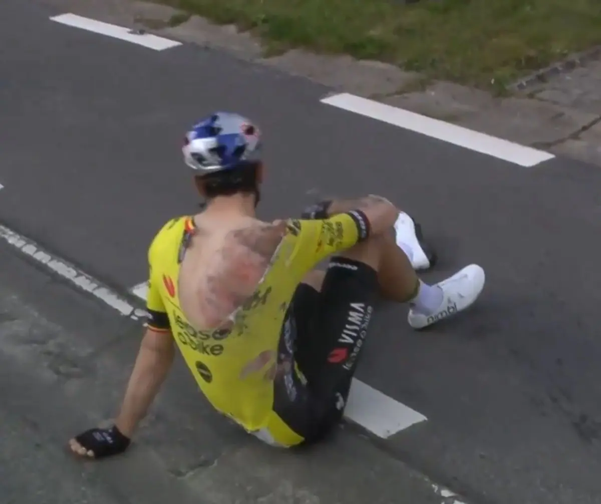 Wout van Aert heeft nog altijd last van valpartijen in 2024: "Ik voel mijn knie nog elke dag, en zelfs mijn rug en ribben van die val in maart"