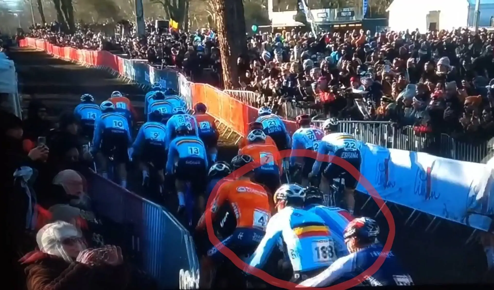 VIDEO: Was dit het moment waarop Wout van Aert het WK Cyclocross verloor?
