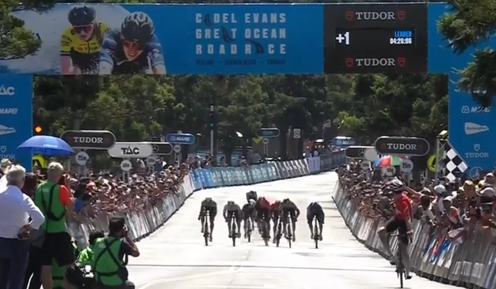 Mauro Schmid soleert naar de overwinning in Cadel Evans Great Ocean Road Race