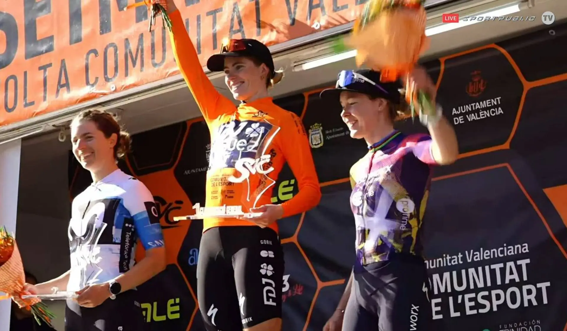 "De meiden zijn altijd om me heen. Dat is leuk" - Demi Vollering vol lof over ploegmaats na eindzege in eerste wedstrijd voor FDJ - Suez