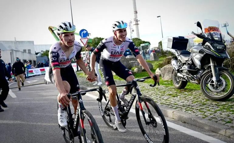 Joao Almeida toont teamgeest op Alto da Foia: "Ik viel uit respect pas aan het einde aan toen ik me realiseerde dat Christen de overwinning al op zak had"