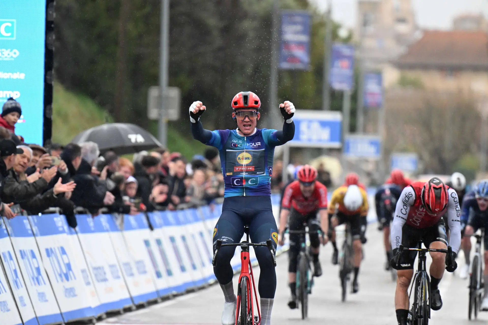 Mads Pedersen laat Matej Mohoric achter zich en pakt de overwinning in etappe 2 van Tour de la Provence 2025