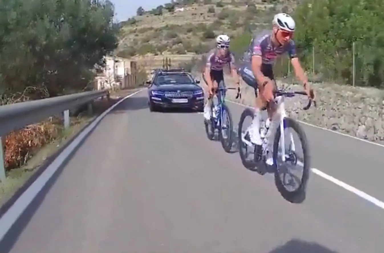 VIDEO | Mathieu van der Poel en Sam Gaze breken KOM op Tarbena-zijde Coll de Rates: Potentiële nieuwe kopman voor Alpecin-Deceuninck?