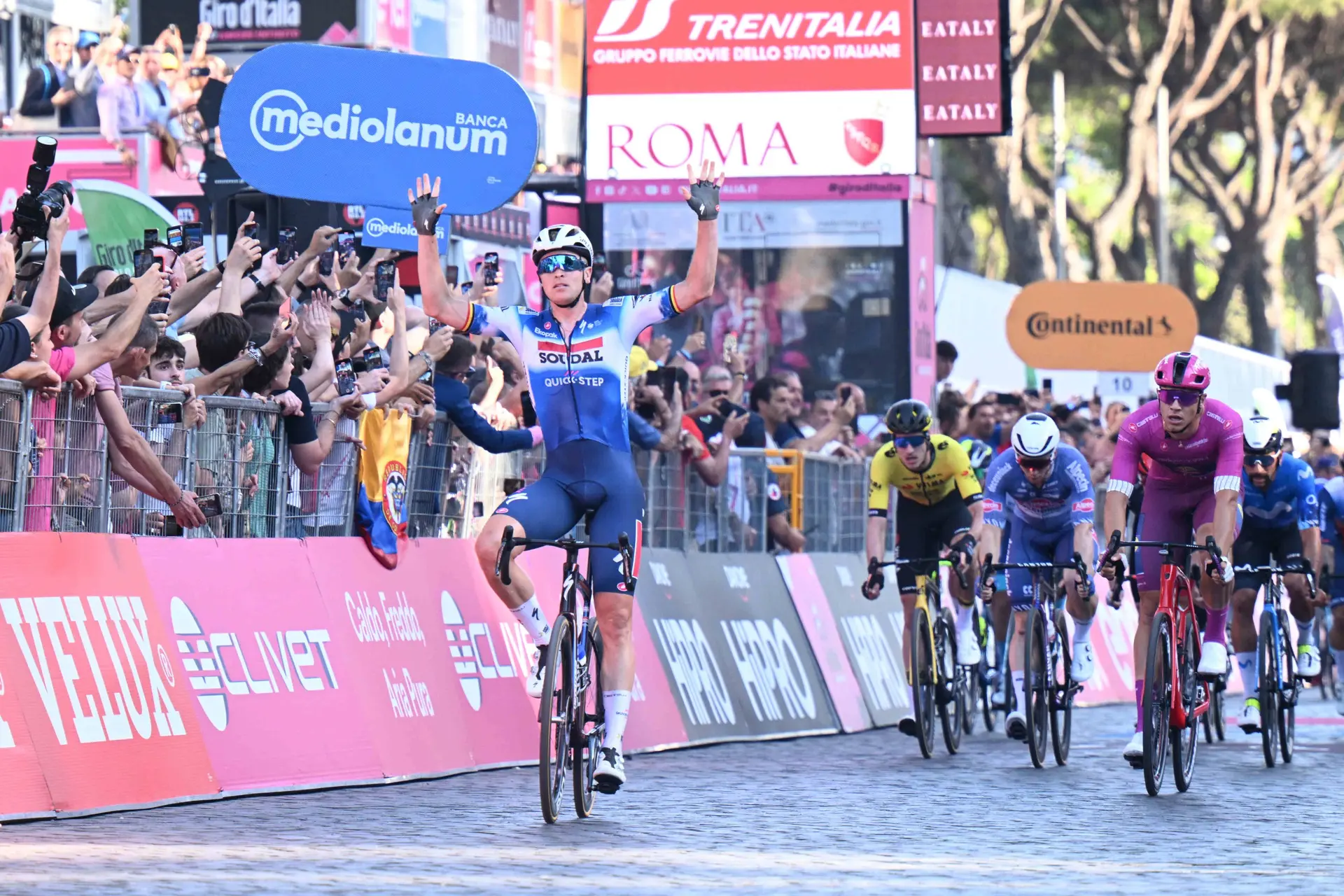 "Ik zag een gat en probeerde de rest te verrassen" - Tim Merlier reageert na nieuwe ritzege in UAE Tour
