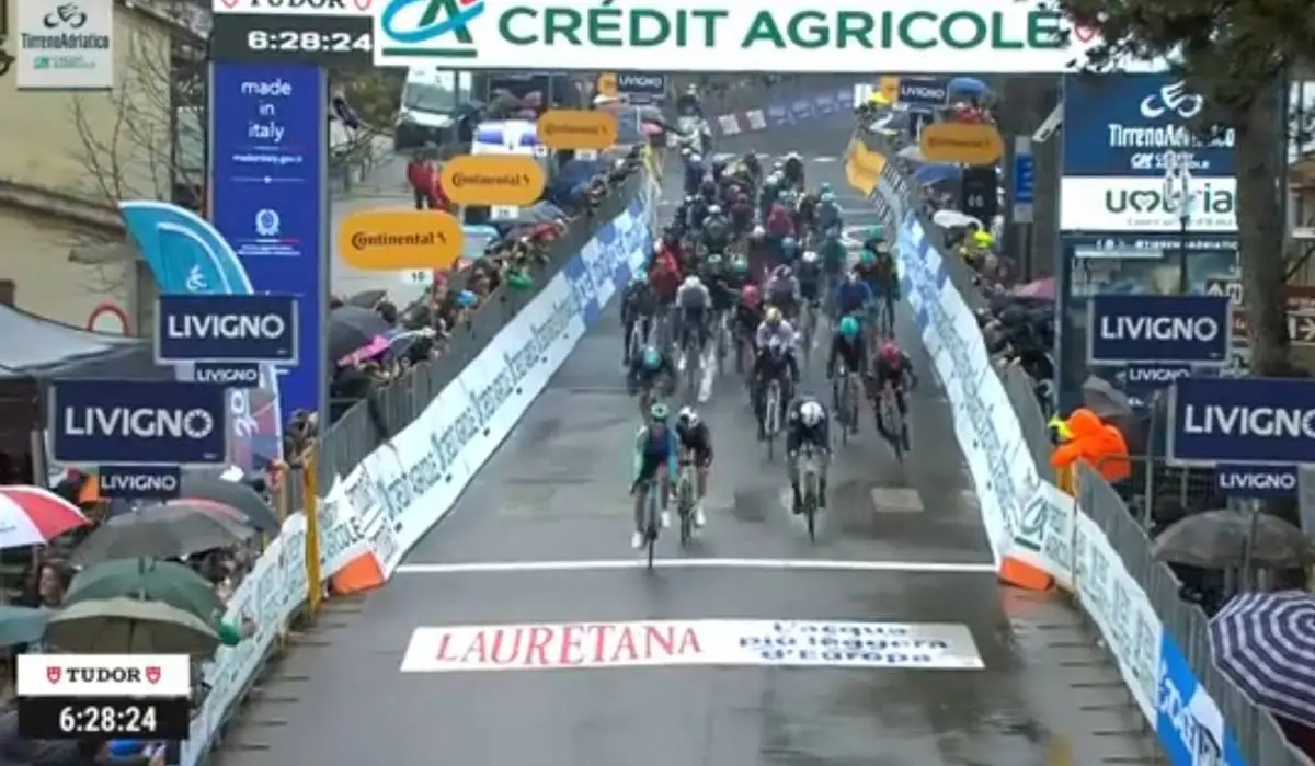 Van der Poel, Ganna & Ayuso vallen aan in de regen maar het is Andrea Vendrame die verrassende sprintzege boekt in etappe 3 van Tirreno-Adriatico