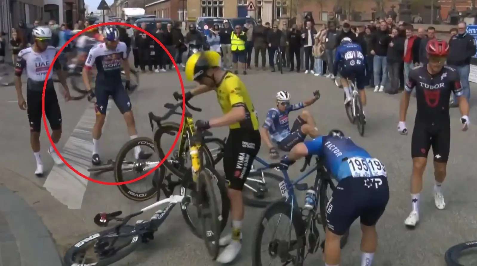 VIDEO | Jordi Meeus ontvangt gele kaart voor rijden op de stoep en botsing met rivalen in Gent-Wevelgem