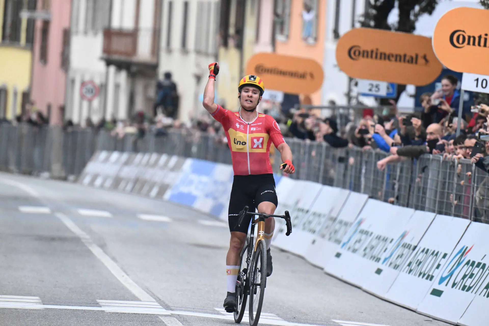 "Het is echt een droom die uitkomt" - Fredrik Dversnes verstoort de orde in het peloton met een ontsnappingszege in Tirreno-Adriatico
