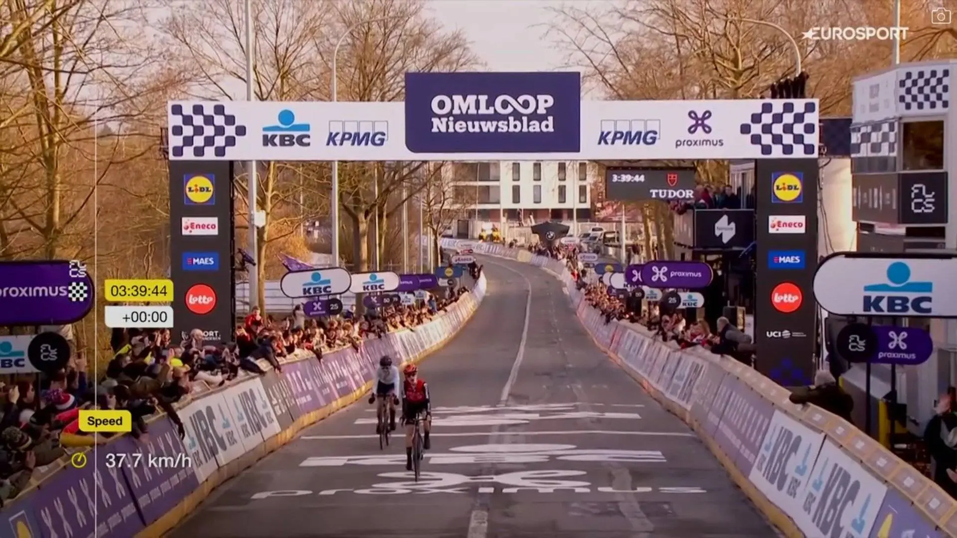 Belgische Lotte Claes verrast na vroege vlucht met zege in Omloop Het Nieuwsblad WE 2025