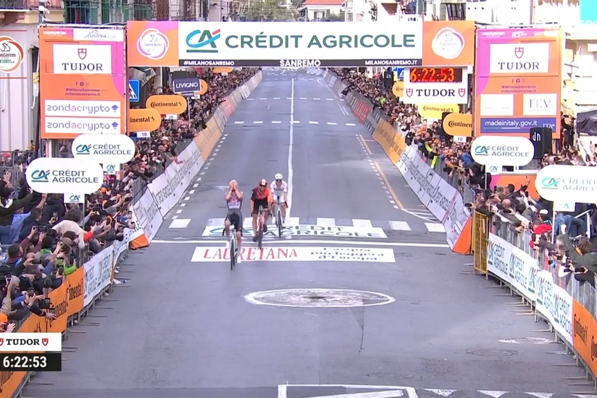 Mathieu van der Poel verslaat Tadej Pogacar en Filippo Ganna in de sprint na tactisch meesterwerk in Milano-Sanremo