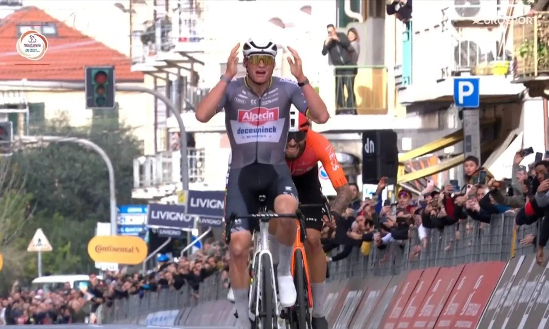 VIDEO: Mathieu van der Poel wint Milano-Sanremo na bloedstollende sprint tegen Ganna en Pogacar