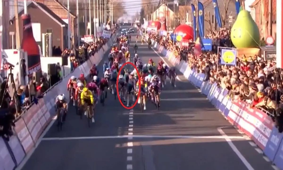 Kaden Groves ontvangt gele kaart omdat hij te vroeg juicht voor overwinning van Jasper Philipsen in Kuurne-Brussel-Kuurne