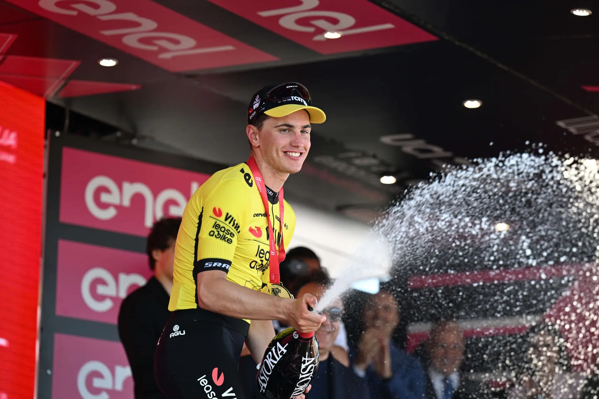 Olav Kooij kwam in waaiers terecht en reageert stomverbaasd over etappewinst in Tirreno-Adriatico: "Tussen hoop en wanhoop"