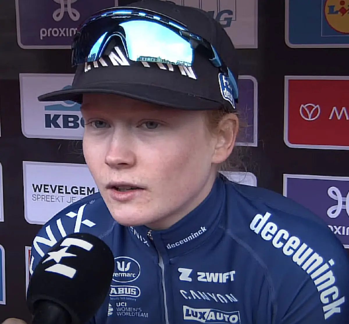 "Dit is net Tokio" - favorieten in Omloop Het Nieuwsblad halen bakzeil na te veel rondjes kijken 'wie het langst kon wachten' volgens Ellen van Dijk