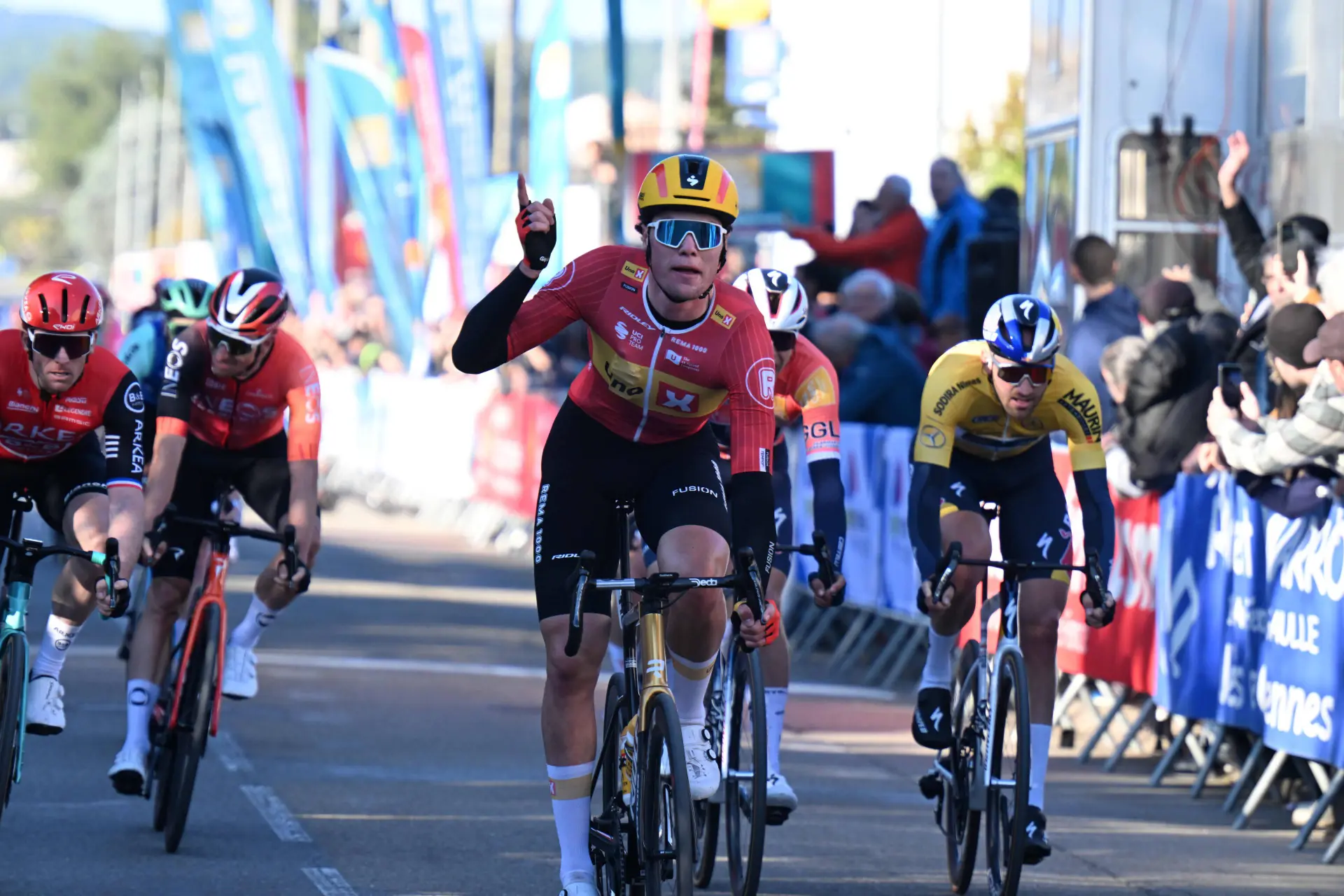 Soren Waerenskjold klopt Paul Magnier & Jasper Philipsen in de sprint en wint Omloop Het Nieuwsblad 2025