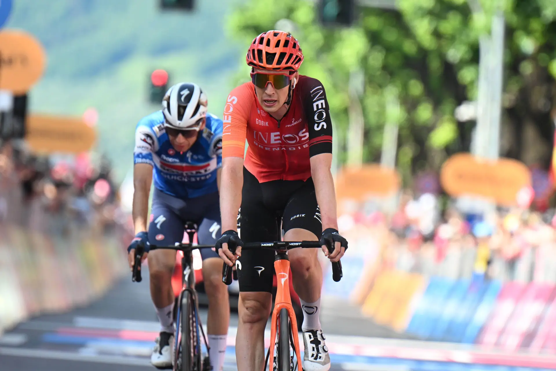 Thymen Arensman praat over goede band met Tom Dumoulin en mentale struggles: "Soms heeft té graag willen een averechts effect"