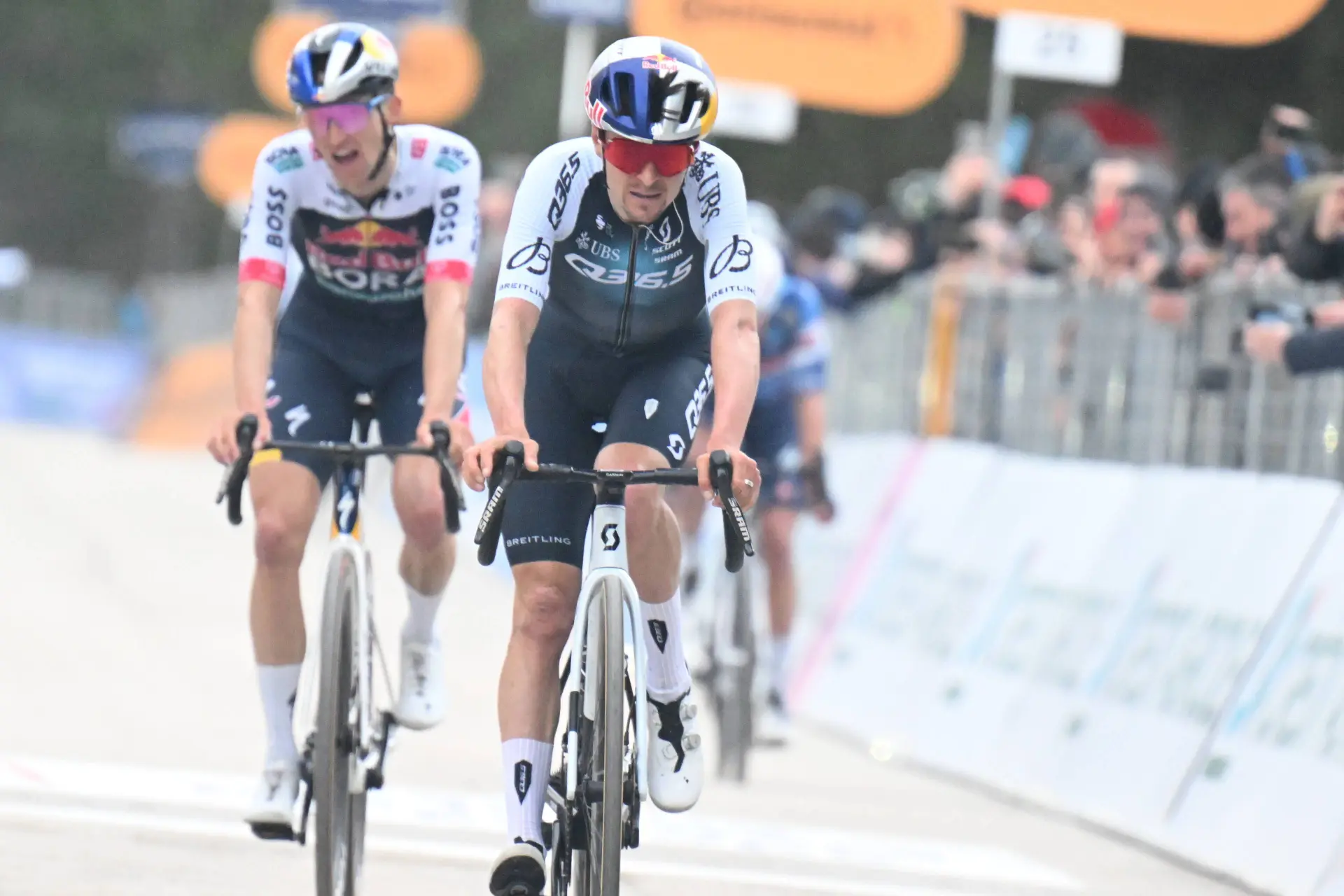 Tom Pidcock baalt na tweede plaats achter Ayuso in Tirreno-Adriatico: "Ik had dat gat moeten dichten"