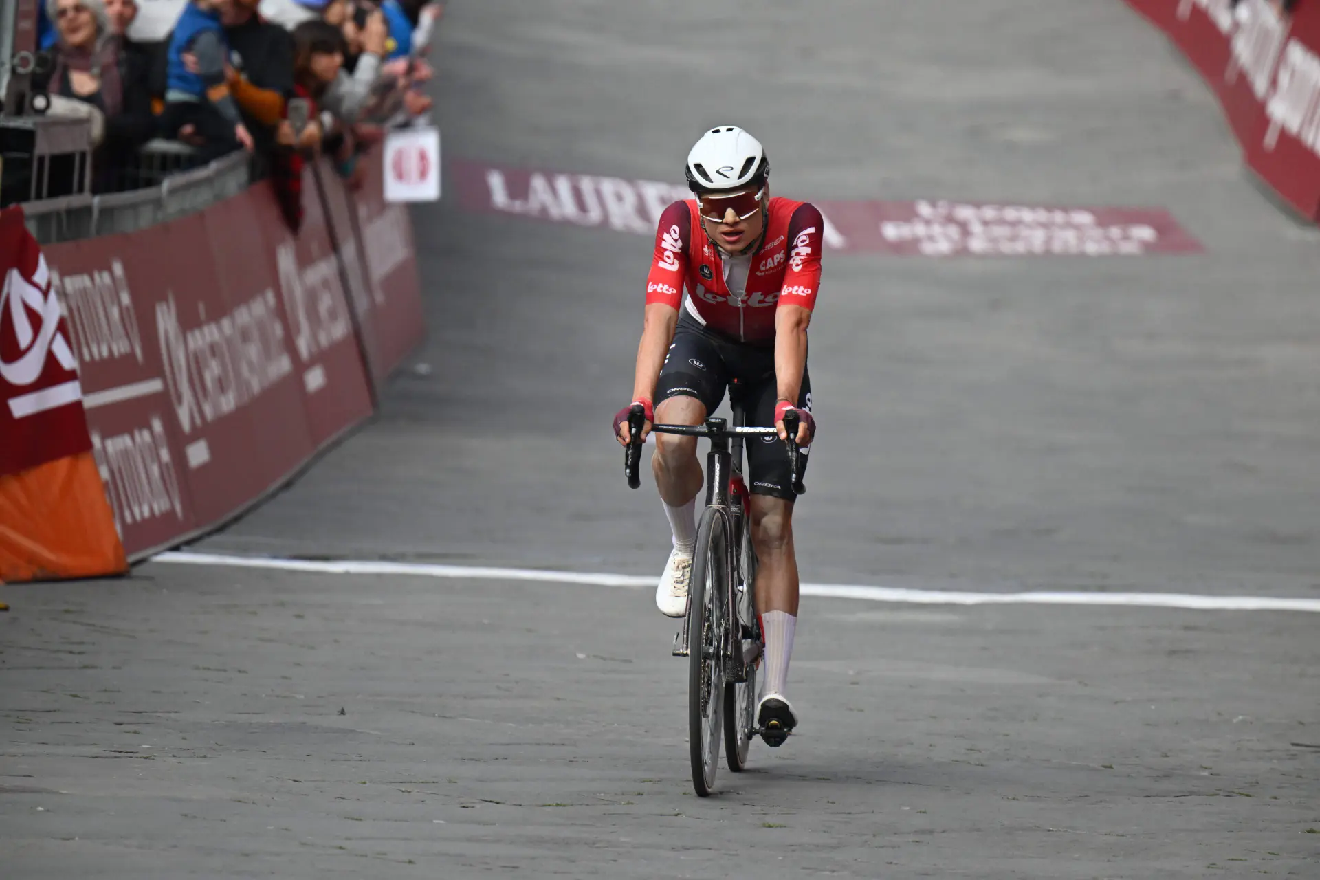 "Het laatste uur was echt kruipen naar de meet" - Geen podiumplek voor Lennert van Eetvelt in Strade Bianche