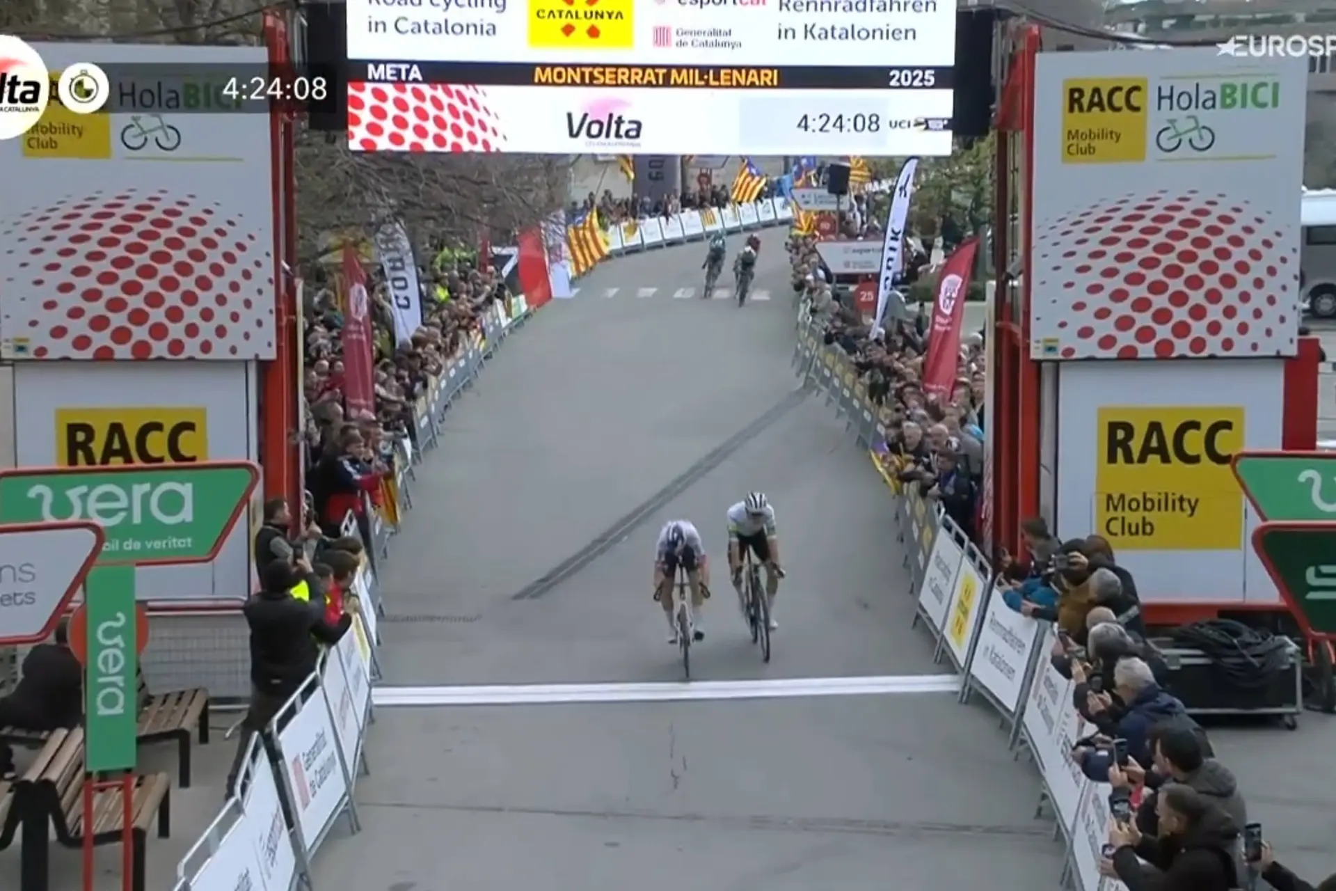Wraak voor Primoz Roglic! Sloveen verslaat Juan Ayuso en pakt ritzege in etappe 4 Volta a Catalunya