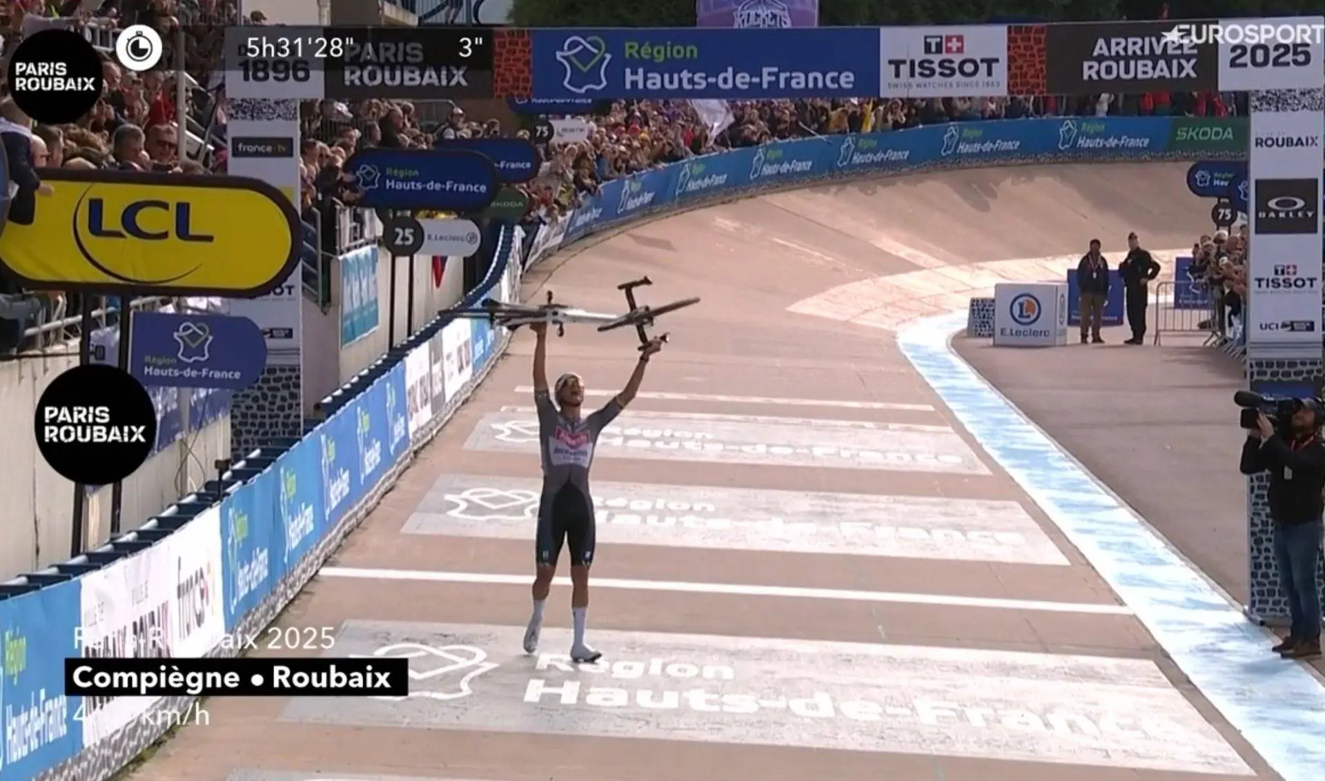 Historische hattrick voor Mathieu van der Poel in Parijs-Roubaix na solo-aankomst in Vélodrome