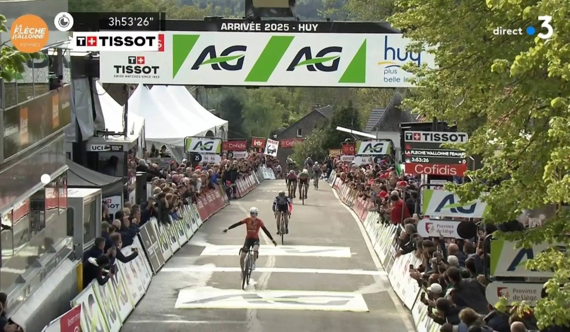 Onnavolgbare Puck Pieterse verslaat Demi Vollering en pakt haar eerste grote overwinning in Waalse Pijl Vrouwen