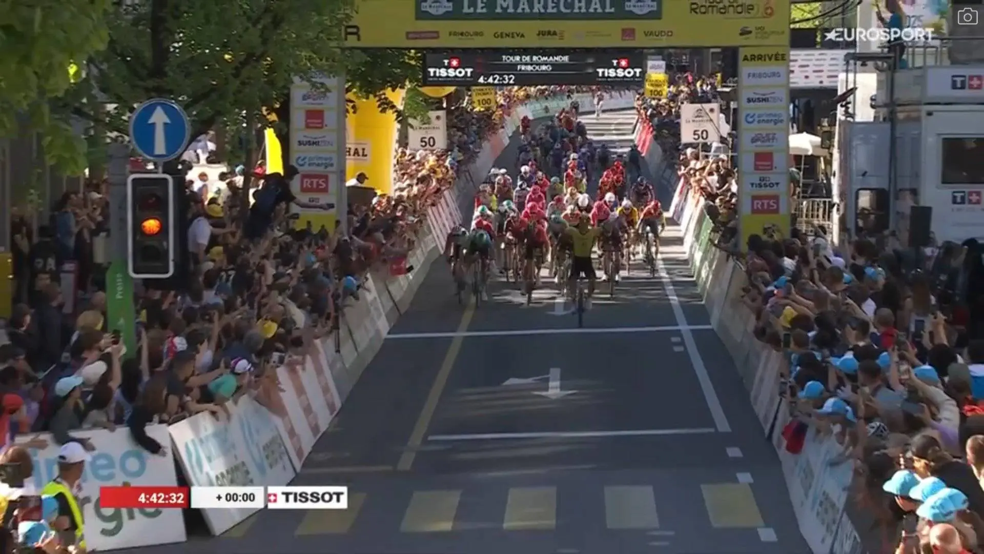 19-jarige Matthew Brennan laat ervaren sprinters kansloos in Fribourg en boekt indrukwekkende sprintzege in Tour de Romandie