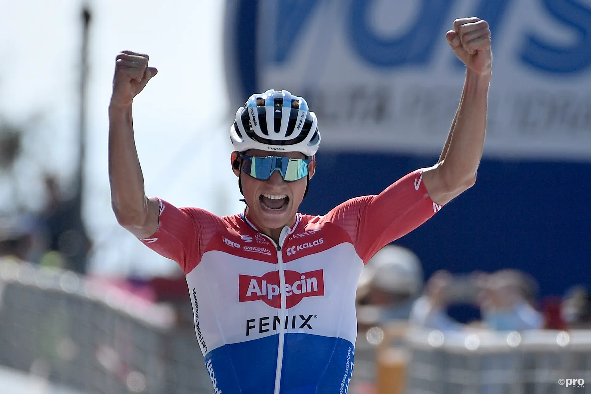 "Hij kon niet meer winnen, maar hij won toch" - Amstel-directeur herinnert zich de overwinning van Mathieu van der Poel als het meest iconische moment van de afgelopen drie decennia