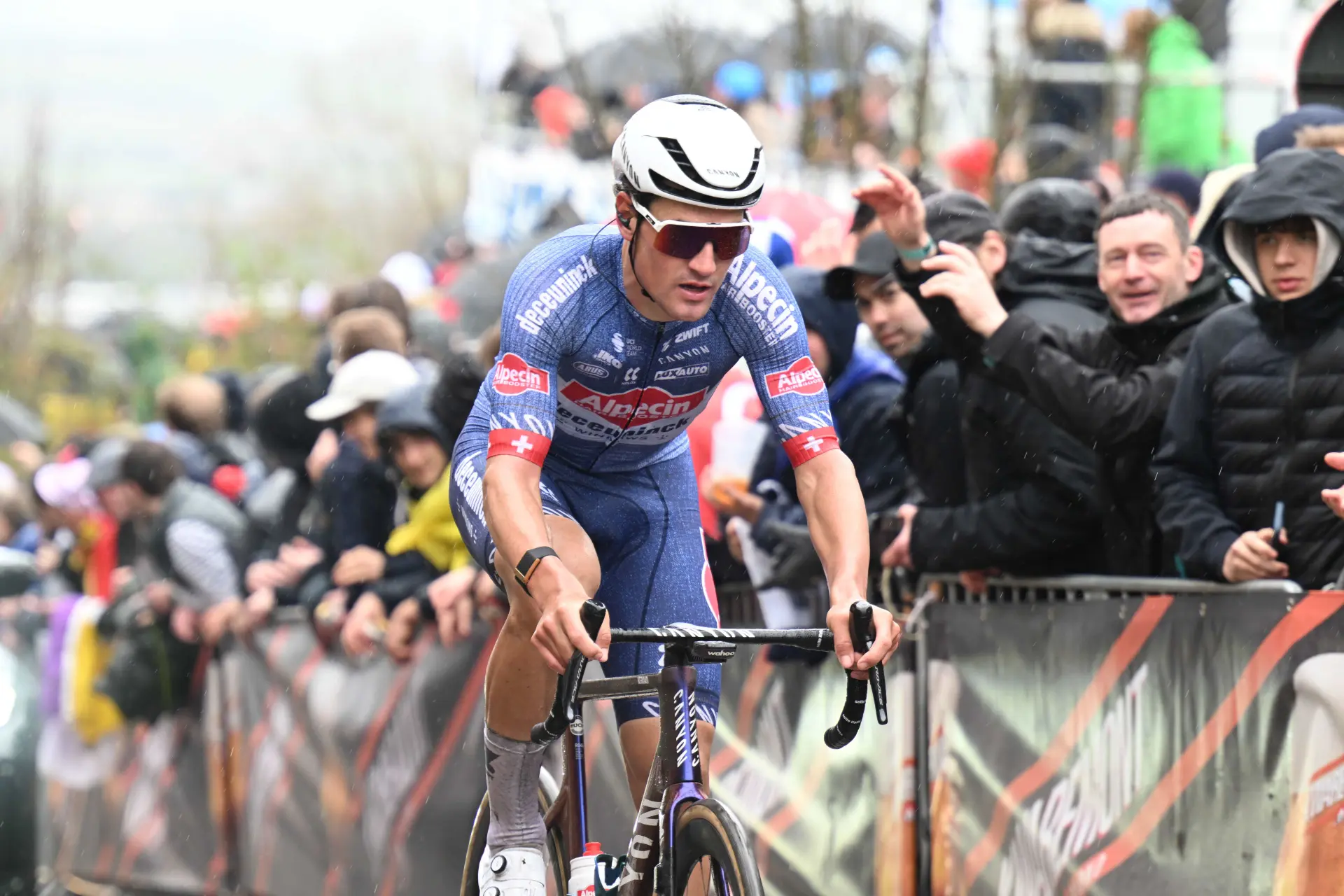 Ploegmaat van Mathieu van der Poel opgelucht na zware valpartij in Parijs-Roubaix: "Niets gebroken en ik voel me goed"