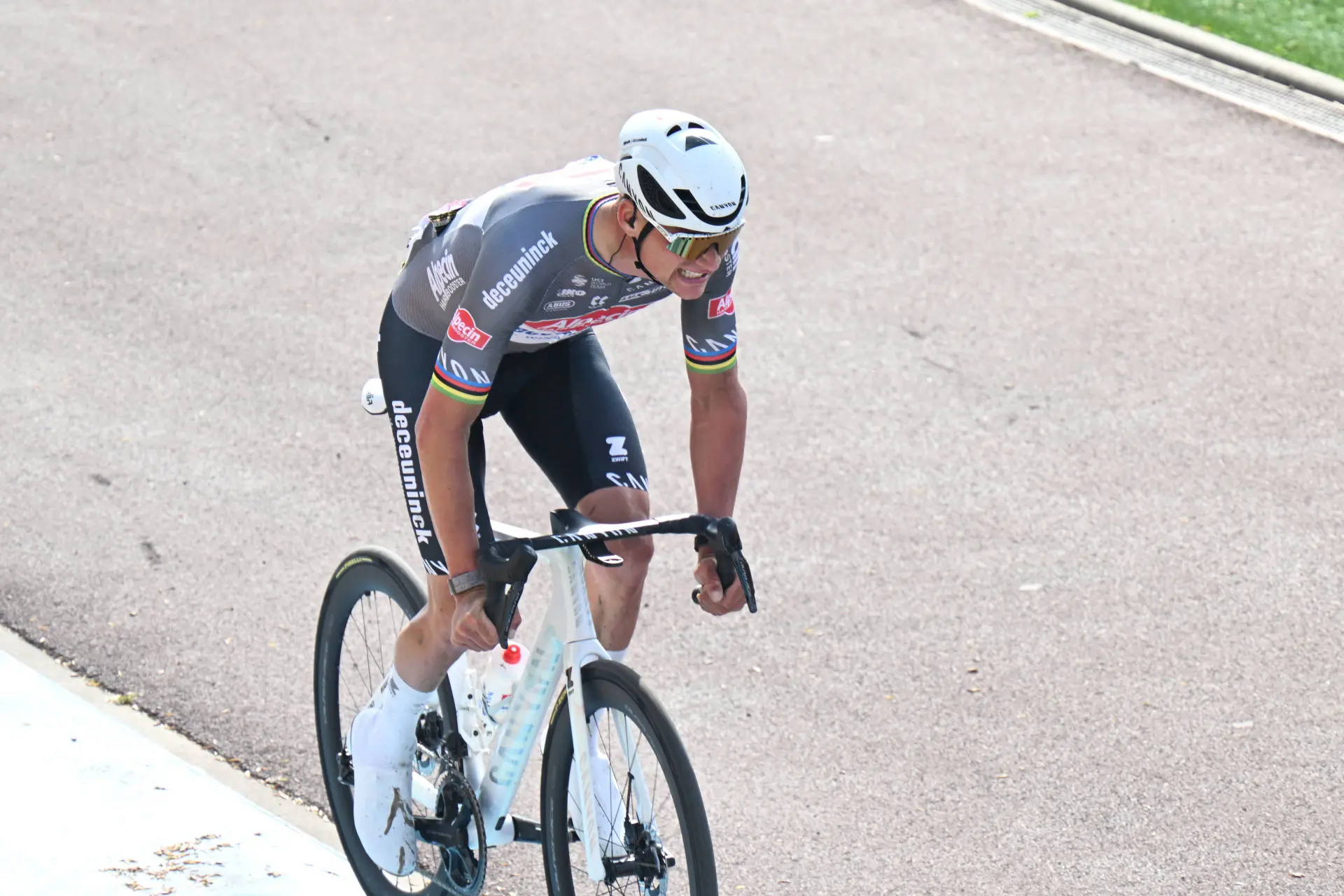 Mathieu van der Poel en Christoph Roodhooft krijgen flinke boete na Parijs-Roubaix 2025