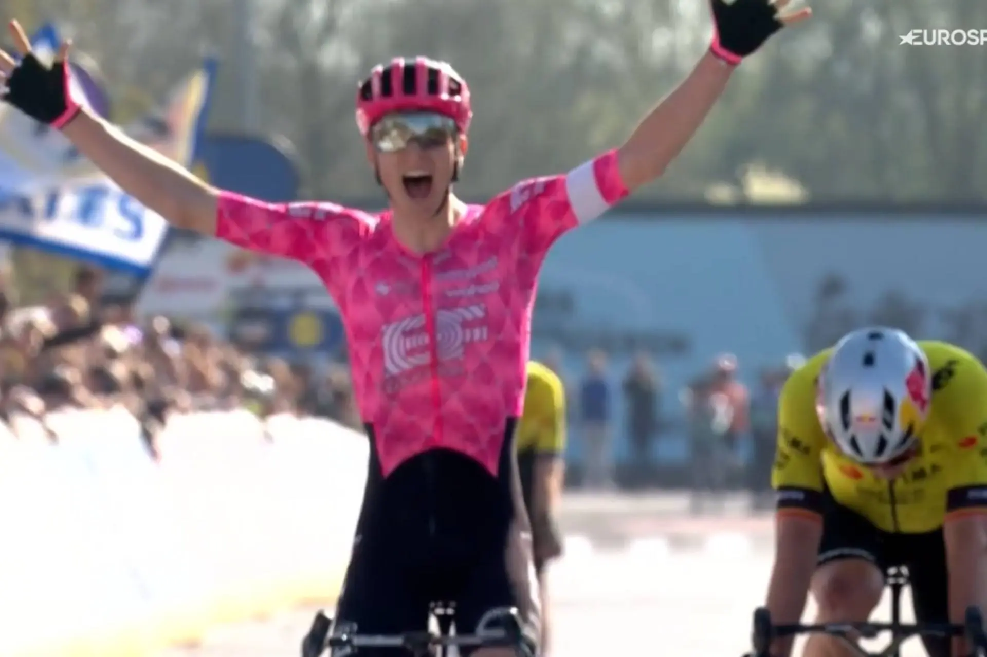 "Ik had in geen miljoen jaar gedacht dat ik hem zou kunnen verslaan in de sprint" - Neilson Powless triomfeert in Dwars door Vlaanderen na tactische misser van Visma en Van Aert