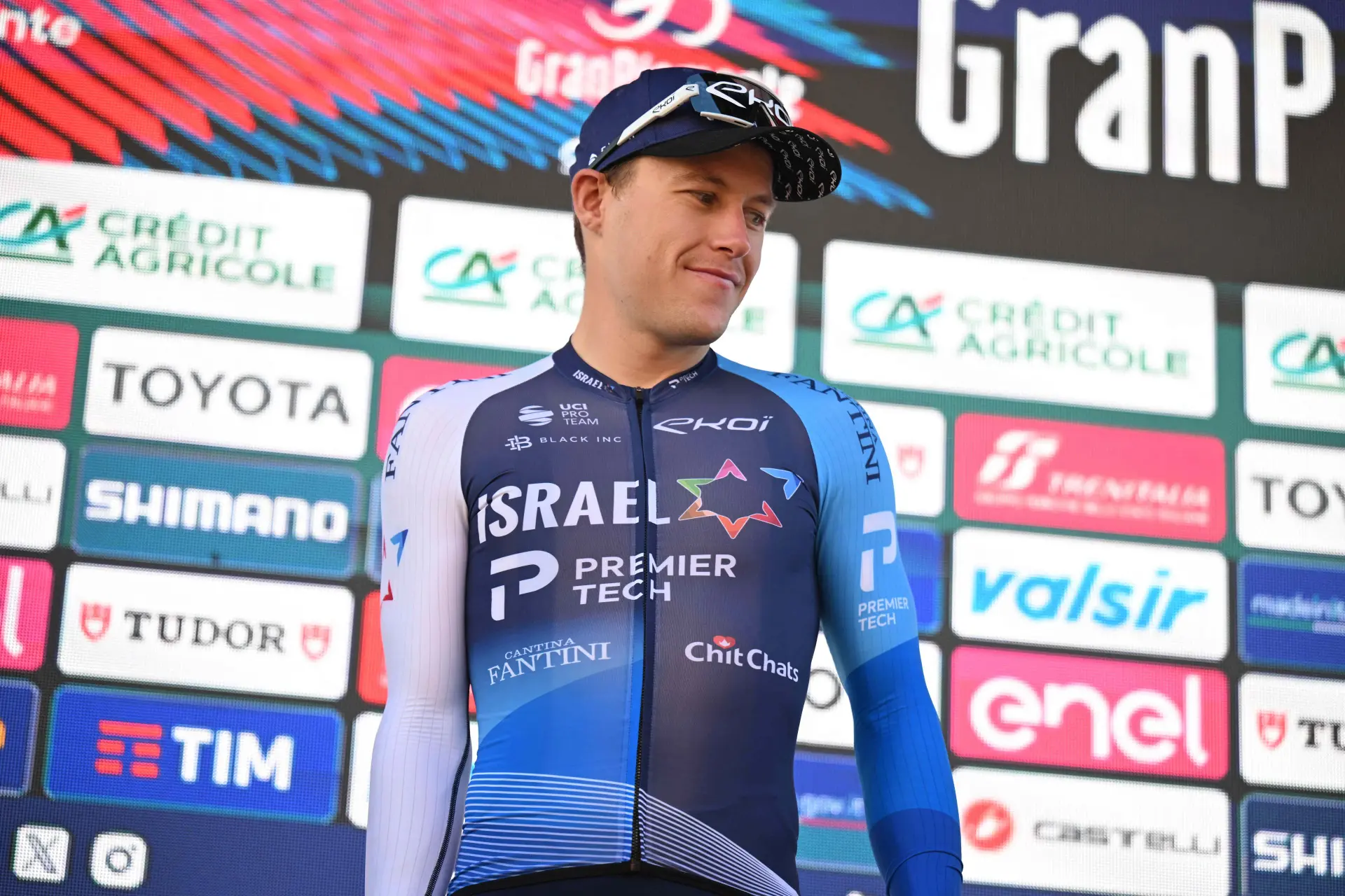 "Dichtbij, maar net niet goed genoeg" - Corbin Strong nipt geklopt door Mad Pedersen na heroïsche strijd in etappe 3 van Giro d'Italia