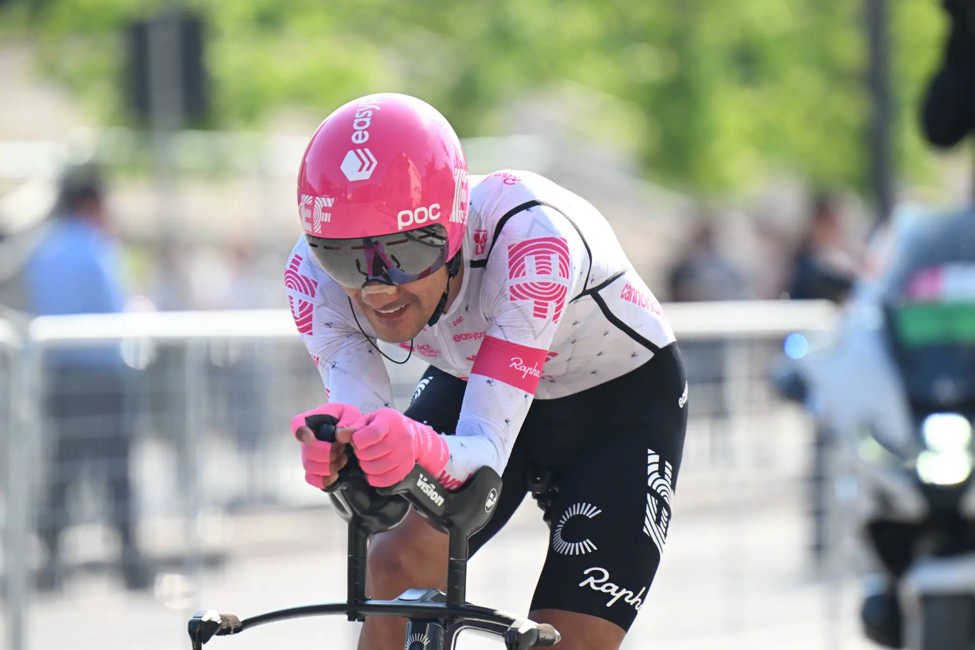 "Dit geeft ons de motivatie om door te vechten" - Richard Carapaz beperkt verliezen in tijdrit van de Giro d'Italia