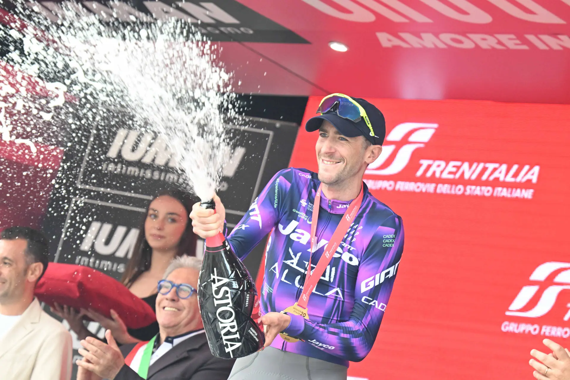 "Ik weet niet waar ik gelukkiger over ben, zelf de etappe winnen of Simon Yates de Giro d'Italia zien winnen" - Chris Harper zegeviert in koninginnenrit