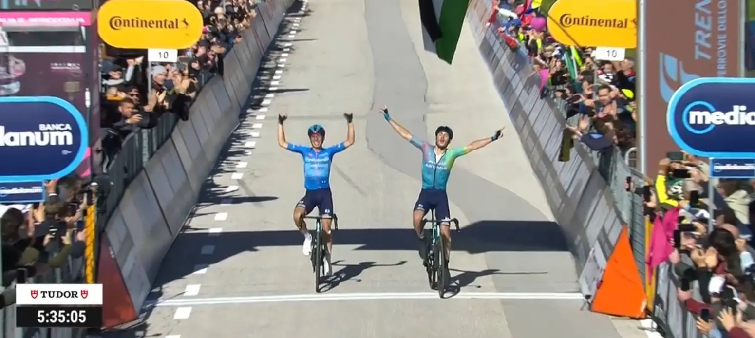 Christian Scaroni heerst op helse Giro-dag voor klassementsrenners; Del Toro verliest veel terein op Yates en Carapaz & Ayuso haakt af voor het roze