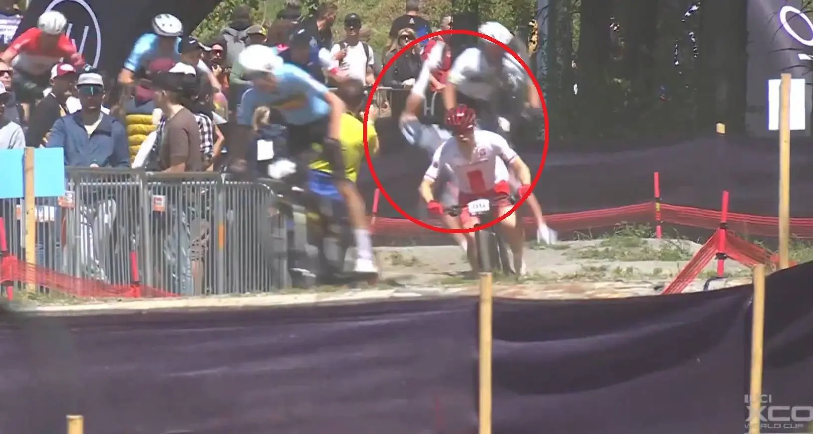 VIDEO: Mathieu van der Poel komt ten val bij rentree in het mountainbiken