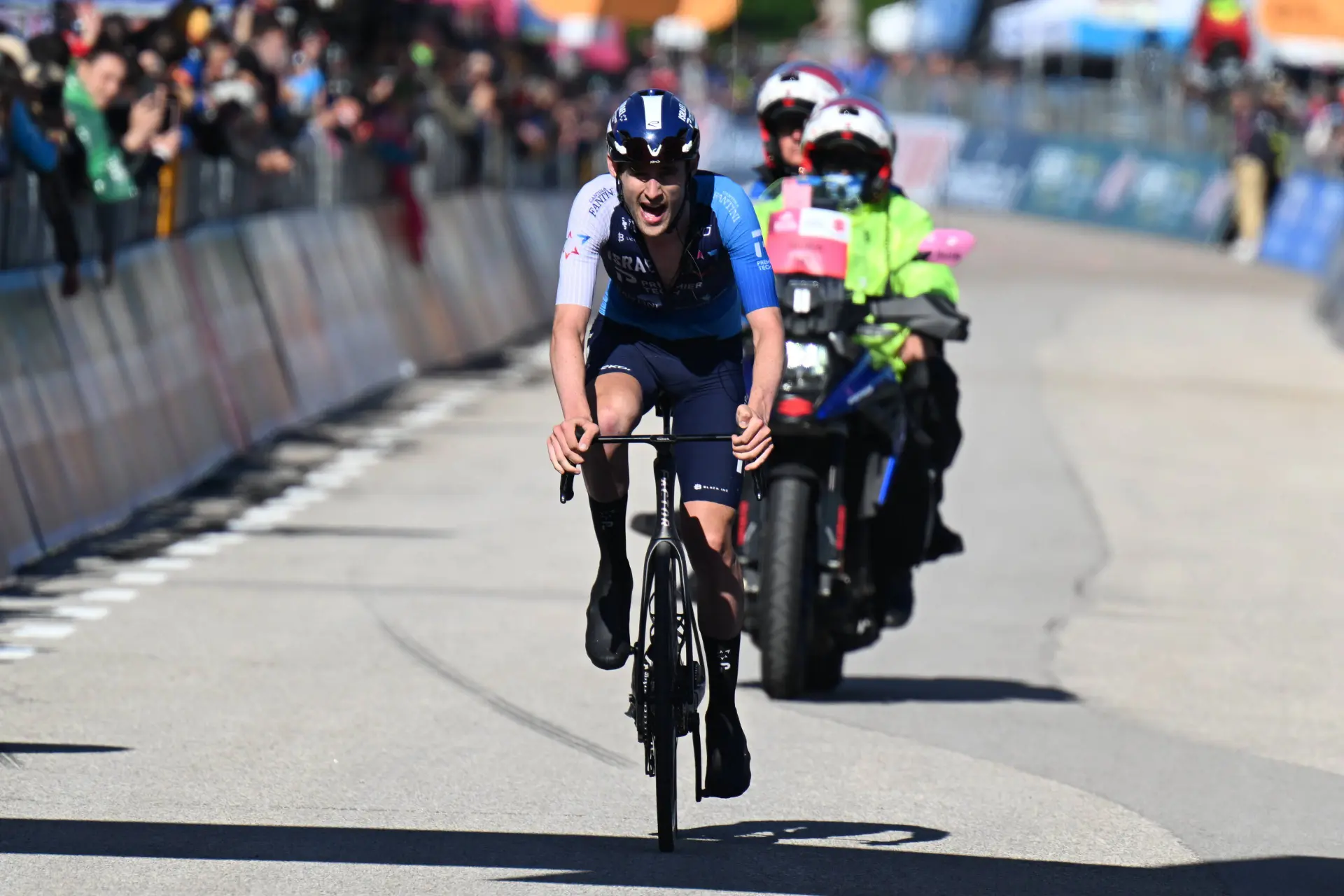 Derek Gee stijgt naar 4e plek in het algemeen klassement na etappe 16 Giro d'Italia: "Als hij dit niveau vasthoudt, kunnen we iets moois neerzetten"