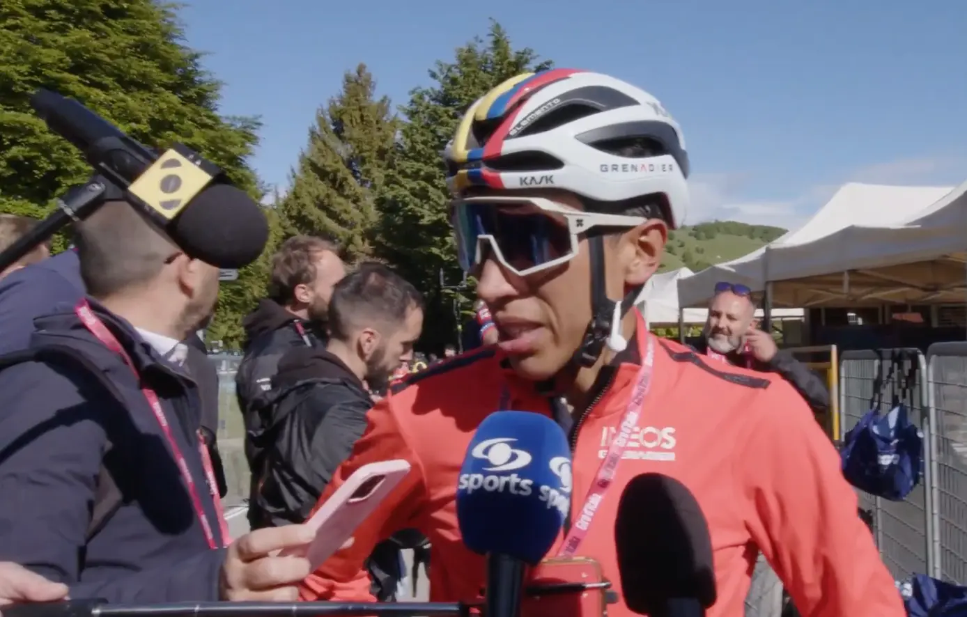"Ik heb ik vijf jaar niet opgegeven, dat zal ik hier dus ook niet doen" - Egan Bernal vecht zich terug na crash en houdt klassementsambities levend
