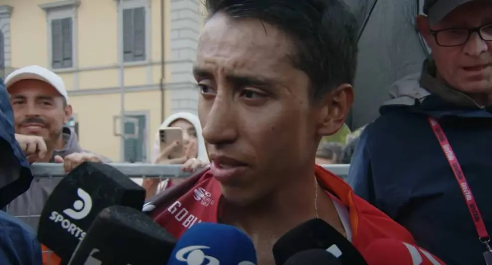 Regen en valpartij nekken Egan Bernal in tijdrit: “Ik weet niet eens welke tijd ik gereden heb”