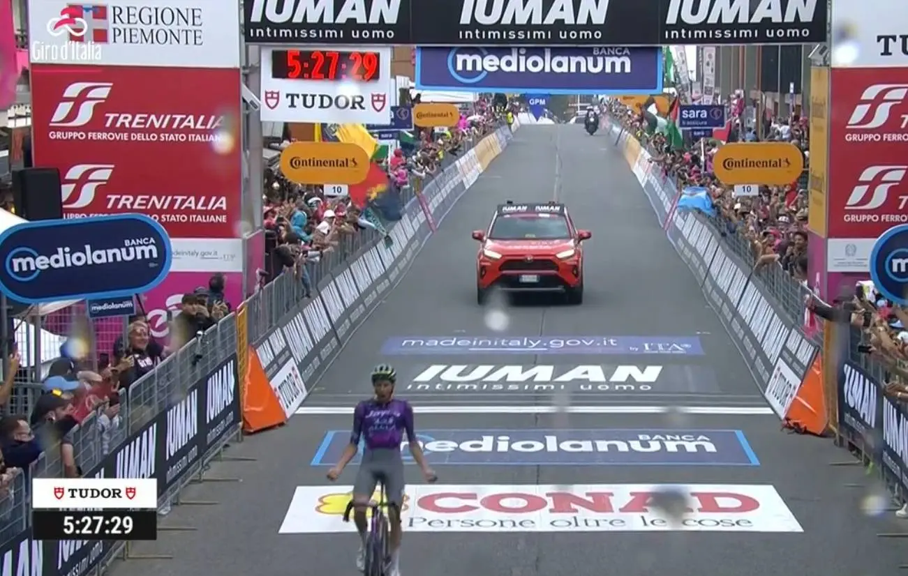 Simon Yates zeker van eindzege Giro d'Italia 2025 na sensationele ommekeer op de Colle delle Finestre; Chris Harper pakt dagzege in koninginnenrit