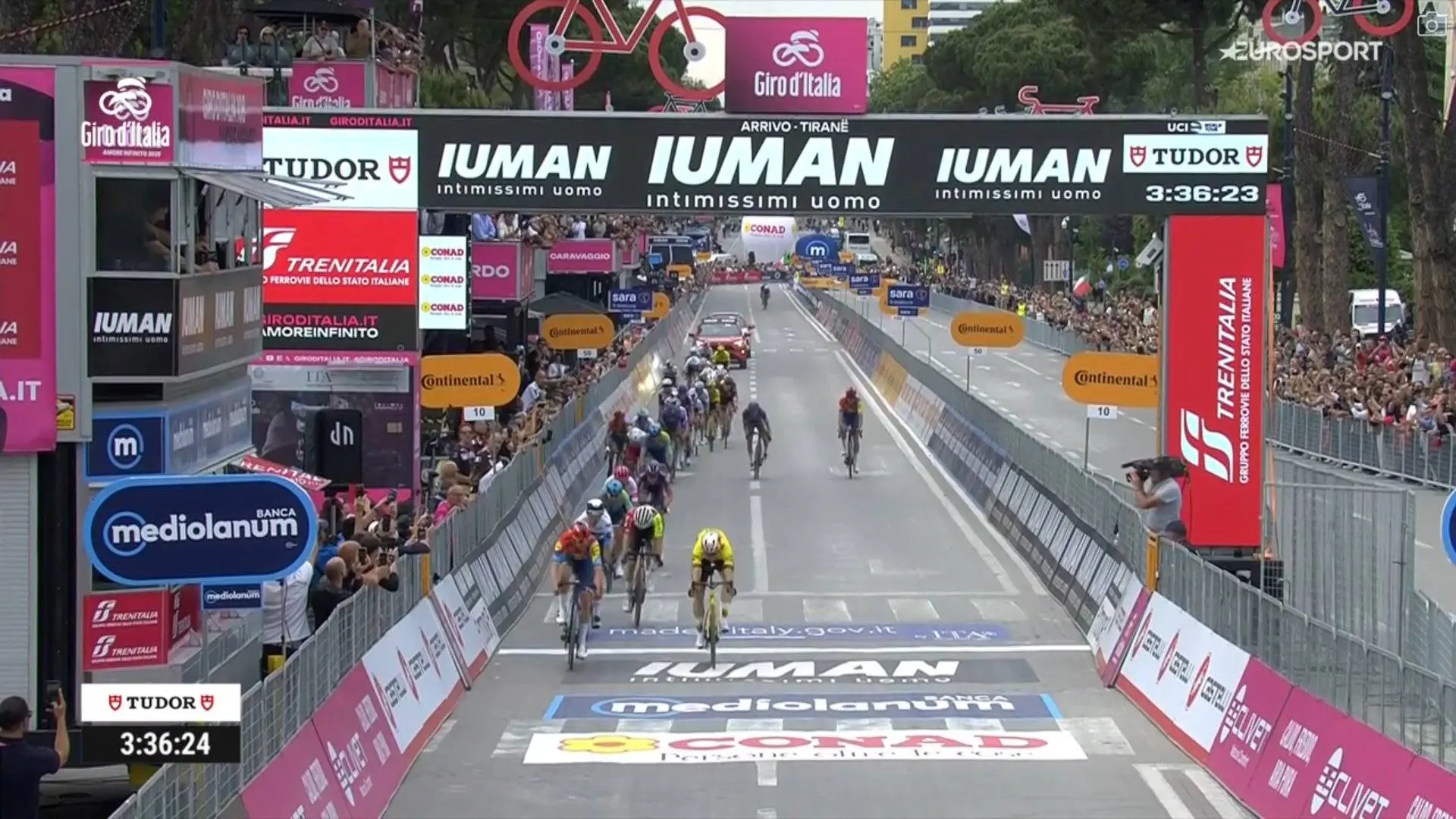 Mads Pedersen geeft Wout van Aert na perfecte lead-out het nakijken in de sprint en verovert eerste roze trui in de Giro d'Italia