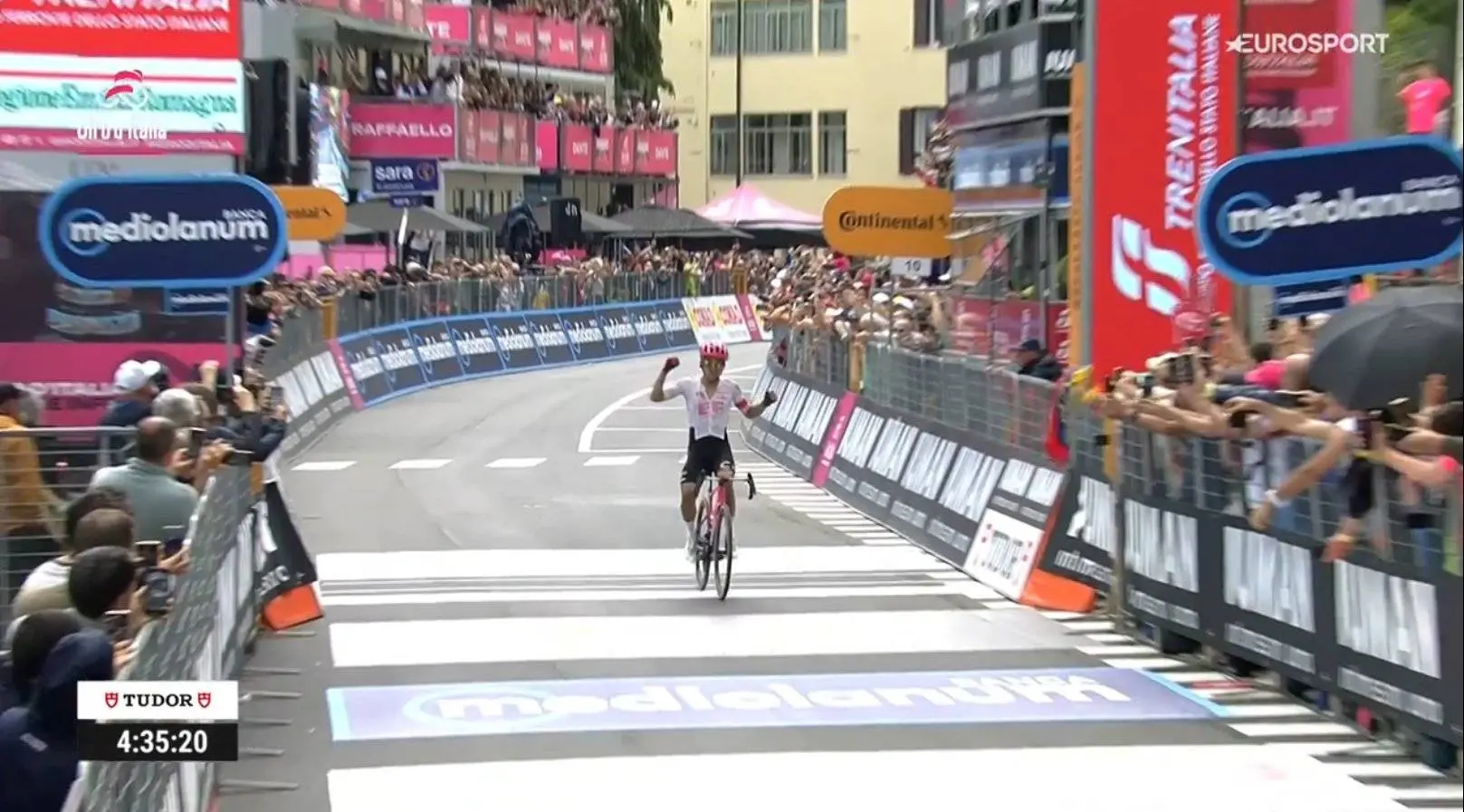 Richard Carapaz vliegt weg van favorieten op slotklim en wint etappe 11 Giro d'Italia