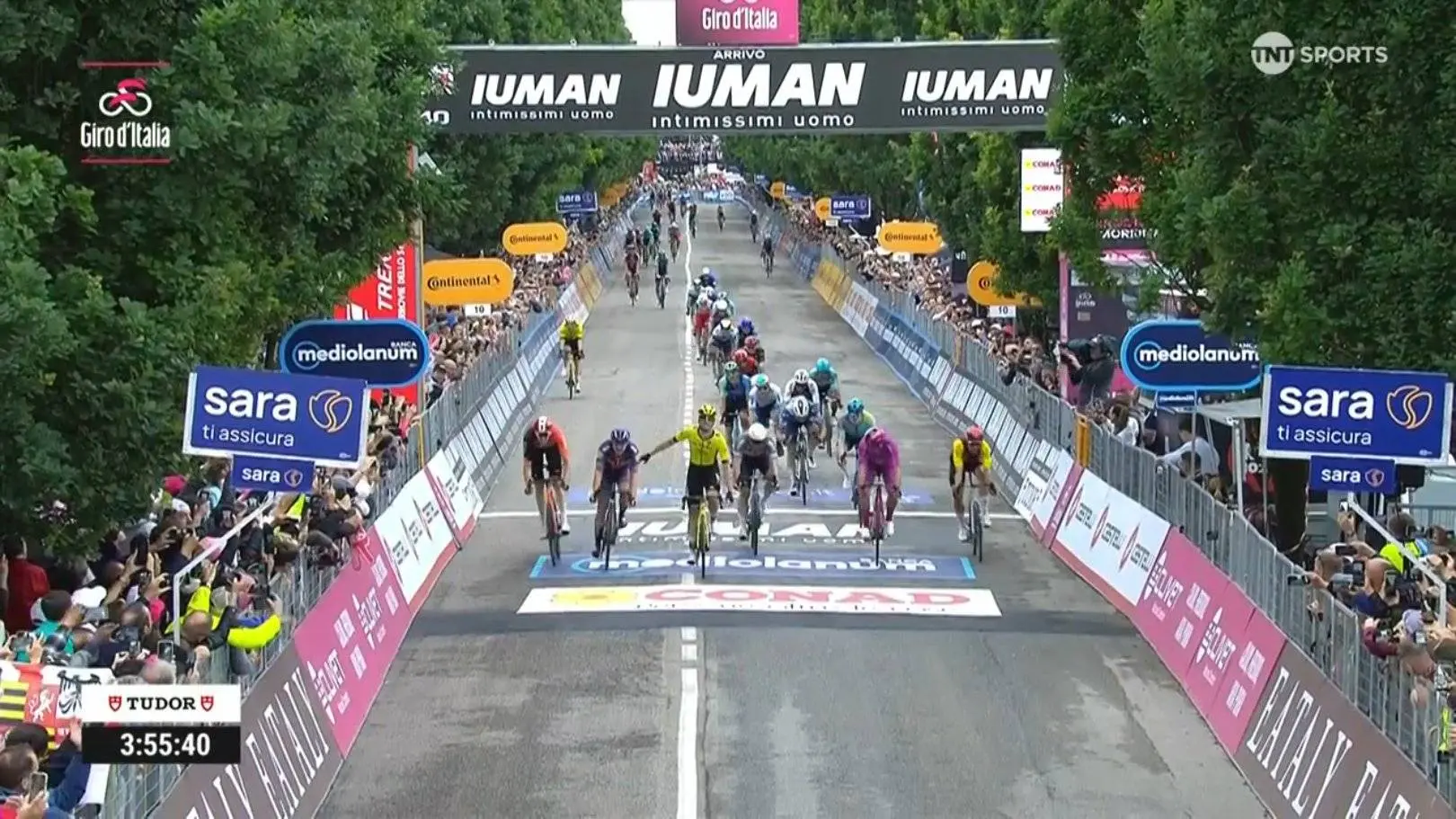 Olav Kooij rondt perfecte lead-out van Wout van Aert af en heeft eindelijk zijn sprintzege te pakken in de Giro d'Italia 2025