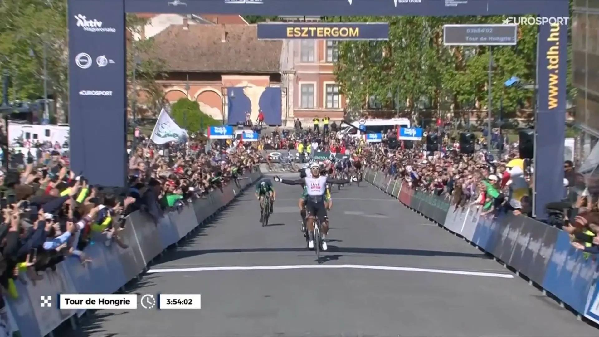 Nog een overwinning voor UAE - Juan Sebastián Molano wint op kasseienklim in laatste Tour de Hongrie etappe
