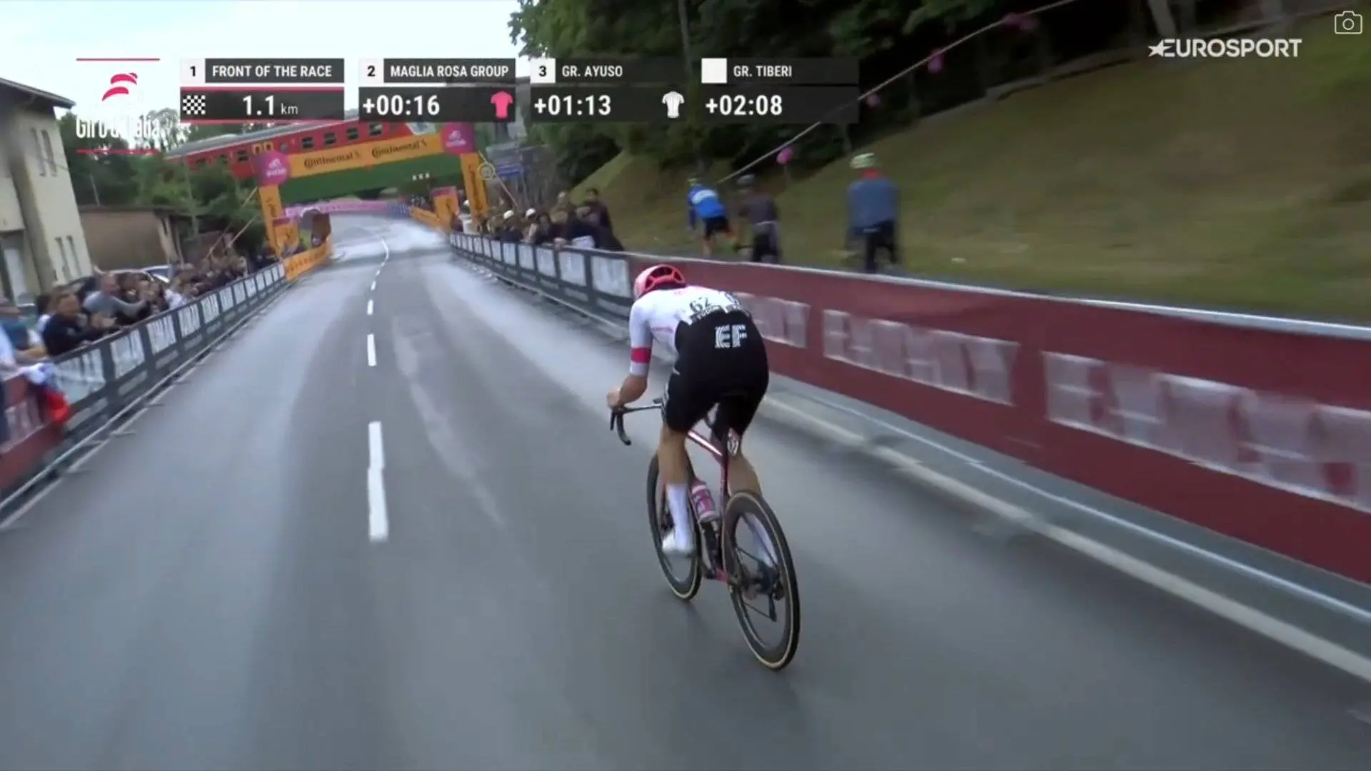 Kasper Asgreen soleert naar de overwinning op chaotische dag waarin valpartij het klassement volledig op zijn kop zet